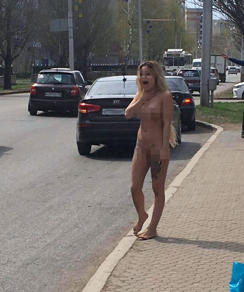 Русская блондинка приехала в машине голая и гуляет по переходу