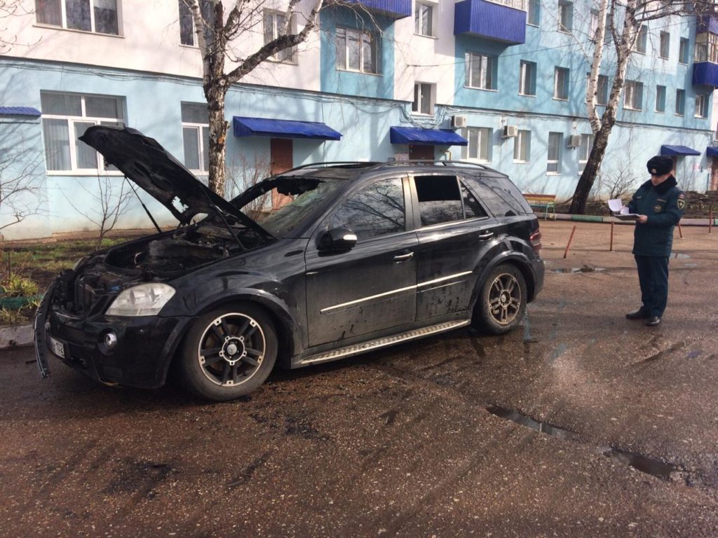 Ночью во дворе Стерлитамака сгорел Mercedes - Стерлитамак онлайн