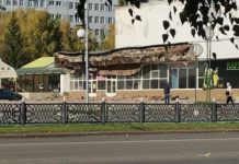 У кинотеатра “Искра” в Стерлитамаке отвалилась часть козырька