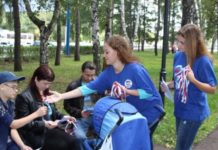 В Стерлитамаке раздали 300 ленточек российского триколора