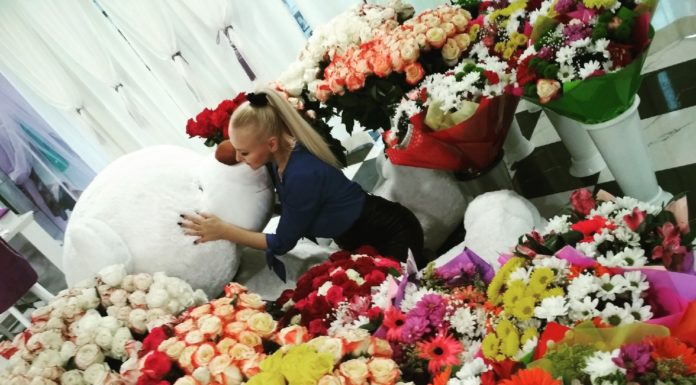 В Стерлитамаке девушке подарили 30 букетов, 777 роз и 30-килограммового медведя