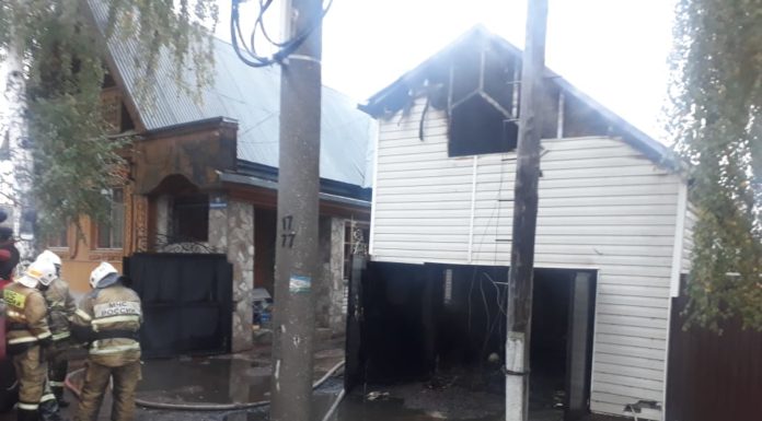 В Стерлитамаке машина сгорела вместе с гаражом