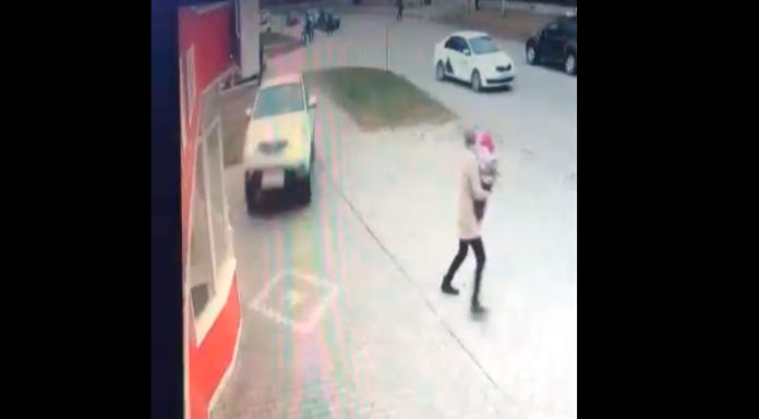 В Стерлитамаке мама с ребенком чудом увернулась от авто. Водитель врезался в киоск