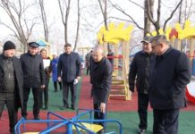 «Карусель не крутится, покрытию будто несколько лет». Детскую площадку в Стерлитамаке обсудили на оперативке у Радия Хабирова