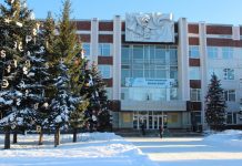 В центре Стерлитамака “биткоинами” и “евро” украсили 12-метровые елки