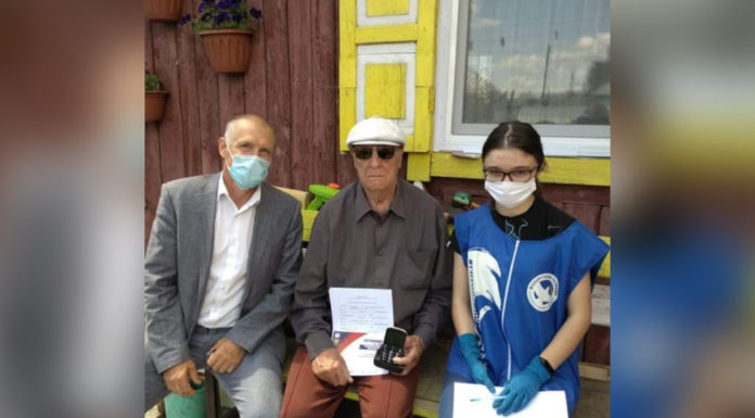 Ветераны Стерлитамака начали получать бесплатные мобильники со спецкнопкой