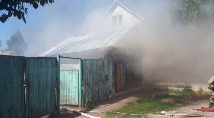 В Стерлитамаке при пожаре в доме пострадала женщина