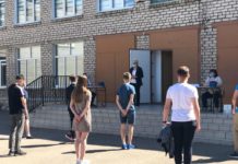 В масках и на расстоянии: выпускники Стерлитамака начали получать аттестаты