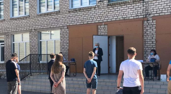 В масках и на расстоянии: выпускники Стерлитамака начали получать аттестаты