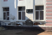 Жители Стерлитамака пожаловались Радию Хабирову на обрушившийся фасад школы