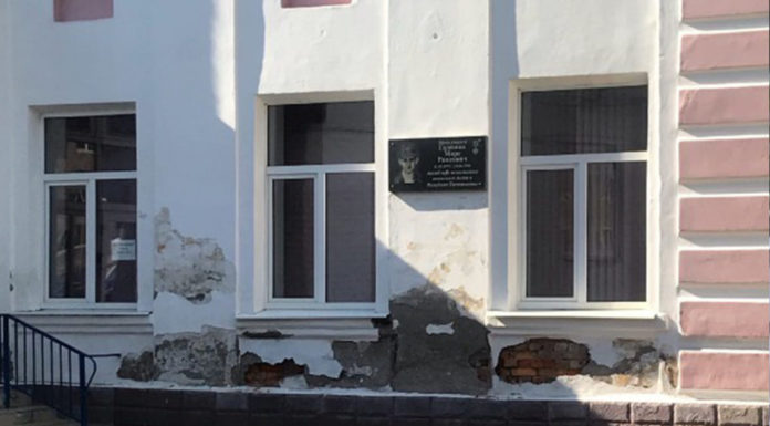 Жители Стерлитамака пожаловались Радию Хабирову на обрушившийся фасад школы