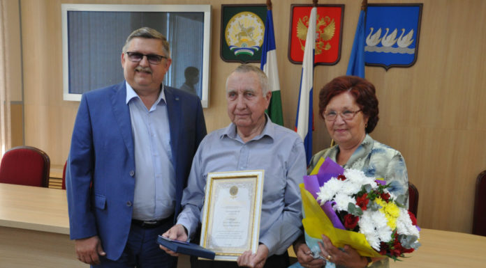 «Жизнь прожить – это не только обниматься»: в Стерлитамаке наградили семью, прожившую полвека вместе