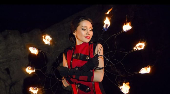 «К огню привыкаешь»: жительница Стерлитамака почти 10 лет укрощает пламя