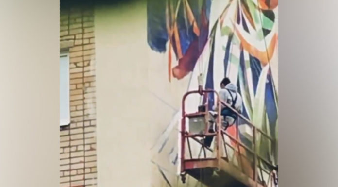 Роспись фасада дома в Стерлитамаке: кто автор и в чем суть рисунка