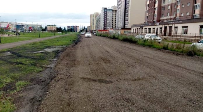 «Будем поддерживать»: в Стерлитамаке засыпали щебнем «дорогу» на пр. Октября