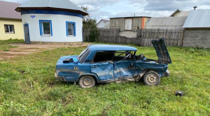 В Стерлитамаке «семерка» столкнулась с иномаркой и улетела за забор