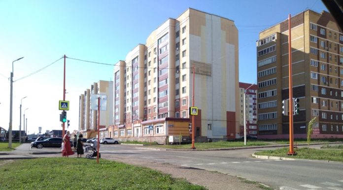 В Стерлитамаке устанавливают новые светофоры и дорожные знаки возле школы