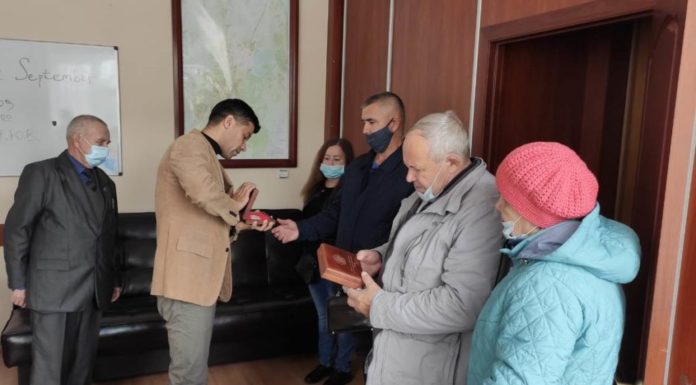 В Стерлитамаке ветераны, узники концлагерей получили памятные монеты