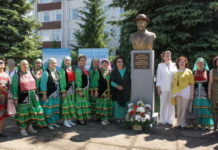 На площади перед СФ БашГУ открыли Аллею ученых и писателей