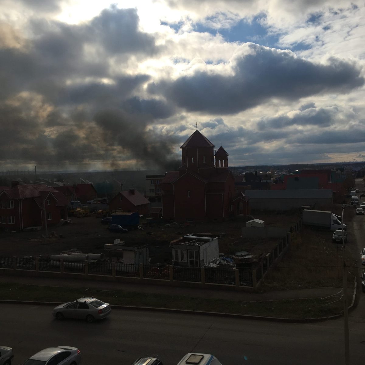 В Стерлитамаке горели хозблок, баня и жилой дом за церковью - Стерлитамак  онлайн