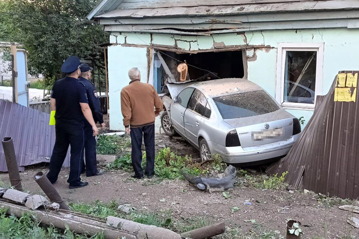 В Стерлитамаке пьяный водитель наехал на частный дом - Стерлитамак онлайн