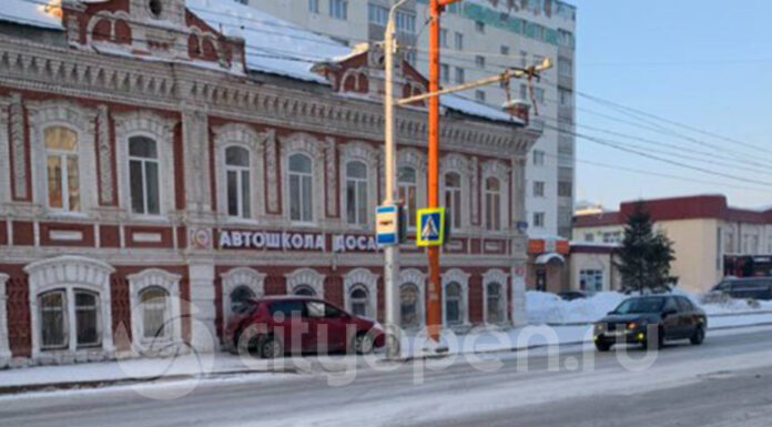 В Стерлитамаке при ДТП автомобиль отлетел на тротуар, один из водителей скрылся